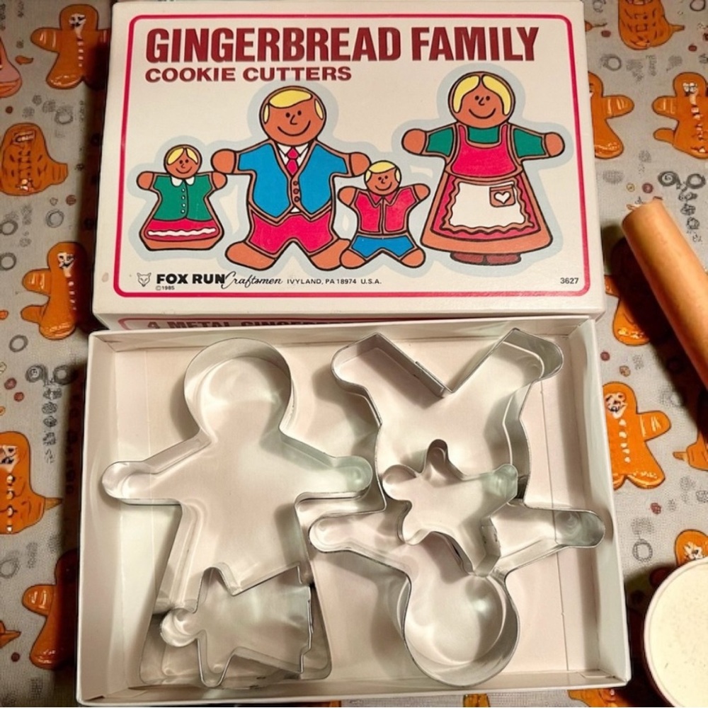 Vintage gingerbread family. In original box. Great condition